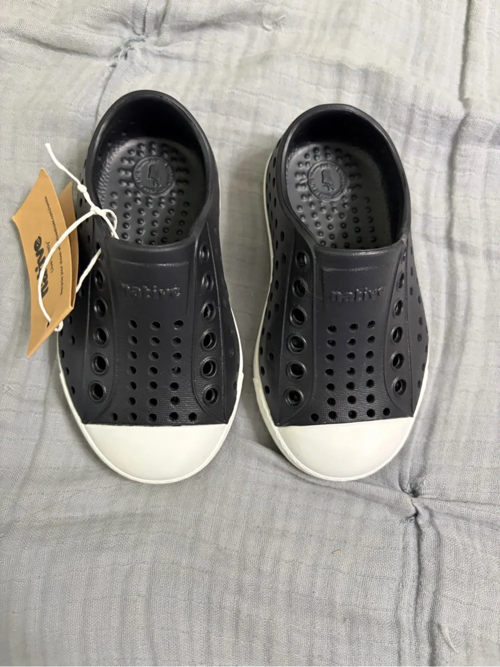 Native Jefferson kids C5 water shoes jiffy black/shell white NWT